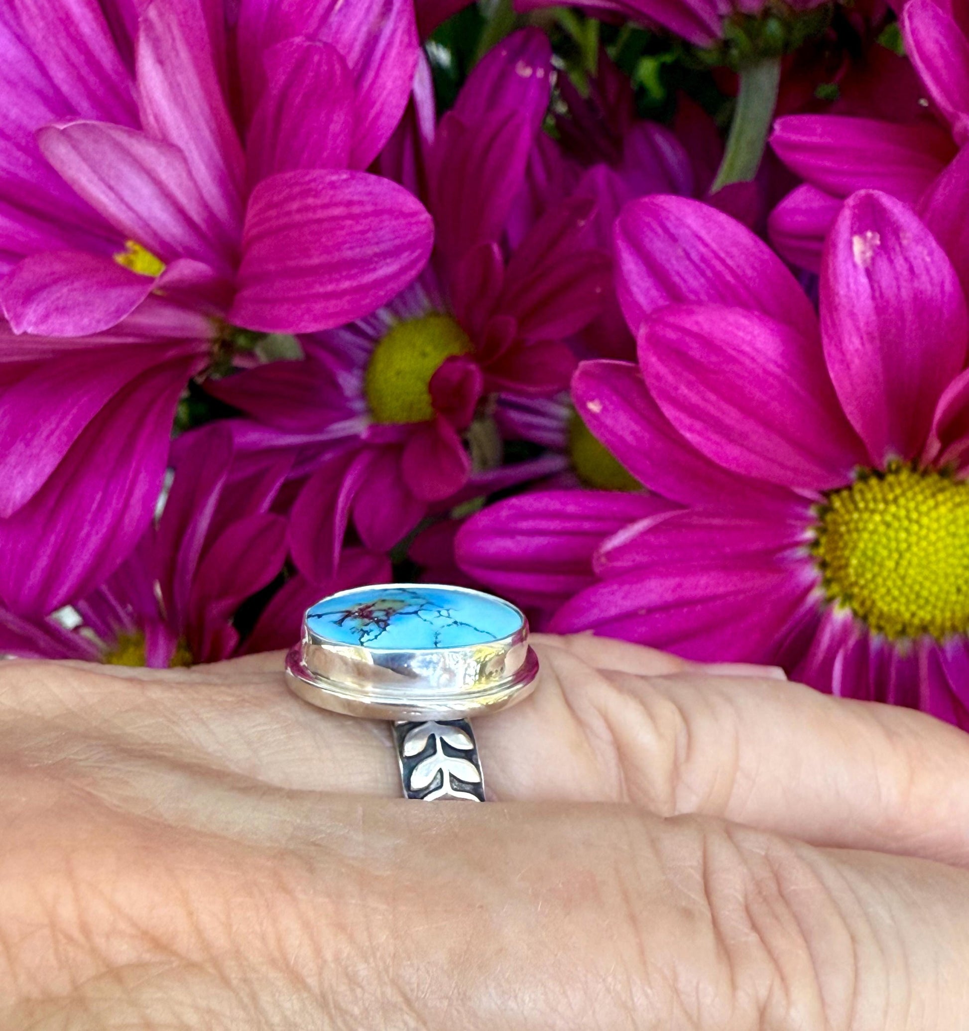 Golden Hills Turquoise Ring: Sterling Silver Leaf Band, Size 7.5
