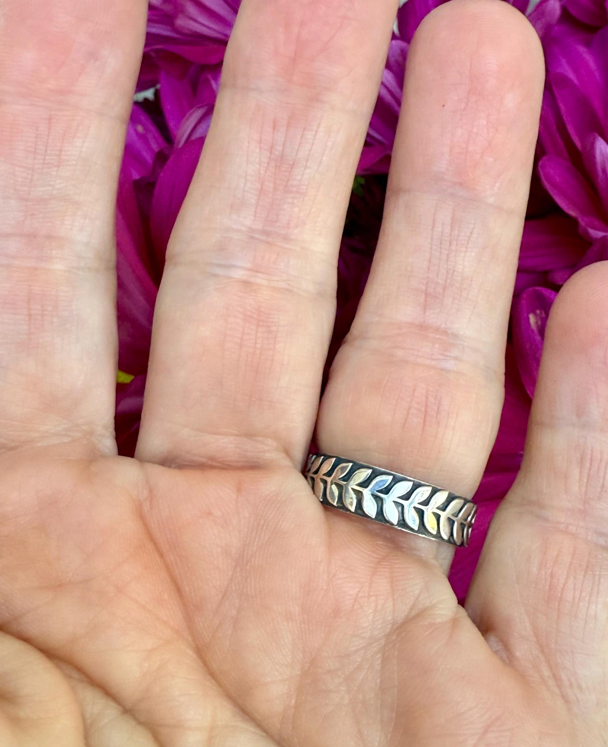 Golden Hills Turquoise Ring: Sterling Silver Leaf Band, Size 7.5